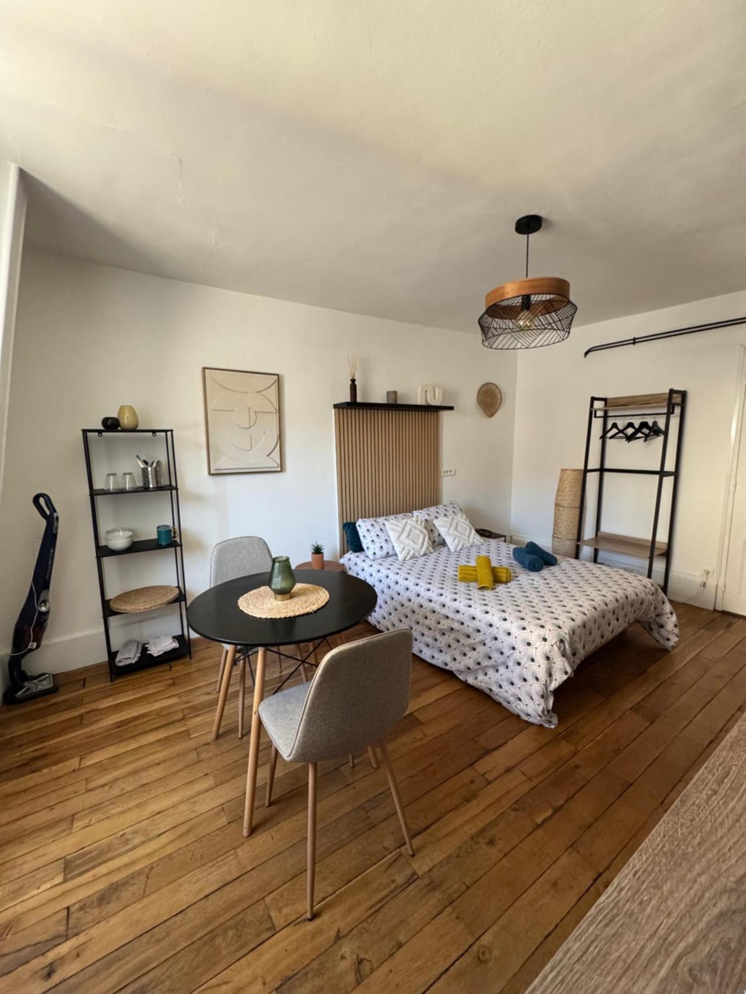 Charmant Appartement Au Coeur De Bourges Esterno foto